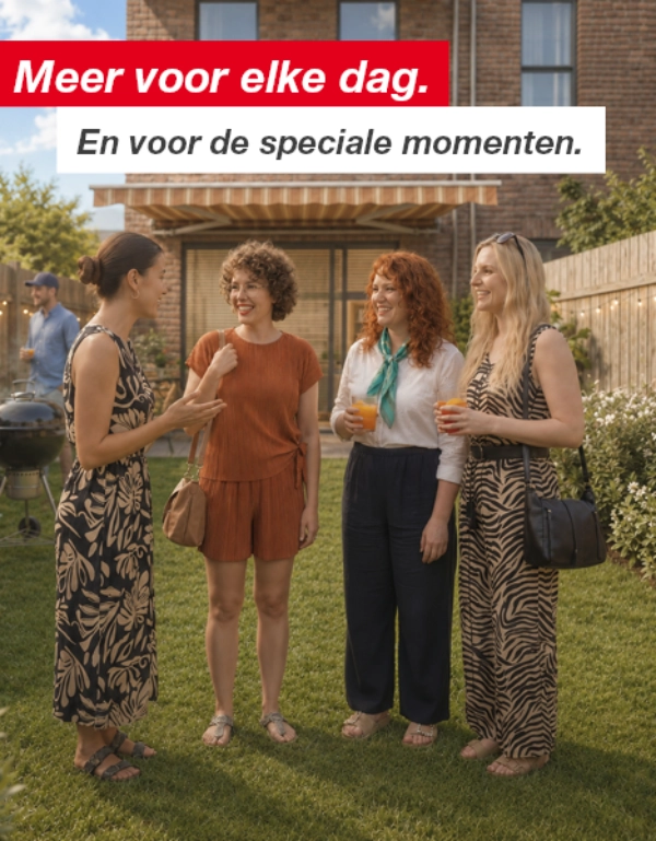 Een groep mensen praat en geniet van drankjes in een achtertuin met een houten schutting en lichtslingers.