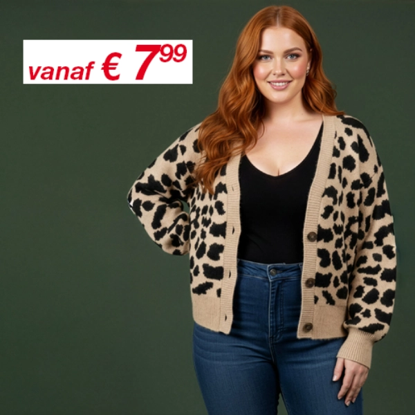 Persoon draagt een beige gebreid vest met zwarte luipaardprint, gecombineerd met een zwart topje en een blauwe jeans tegen een groene achtergrond.