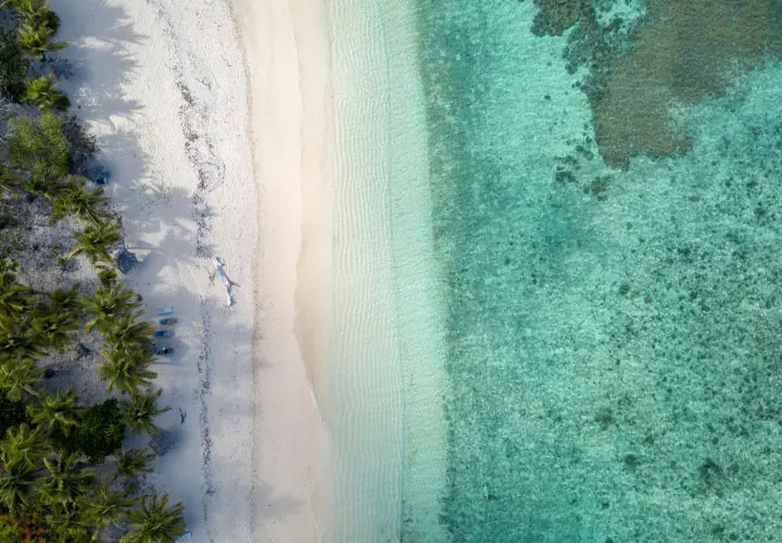 weißer Strand mit türkisem Wasser