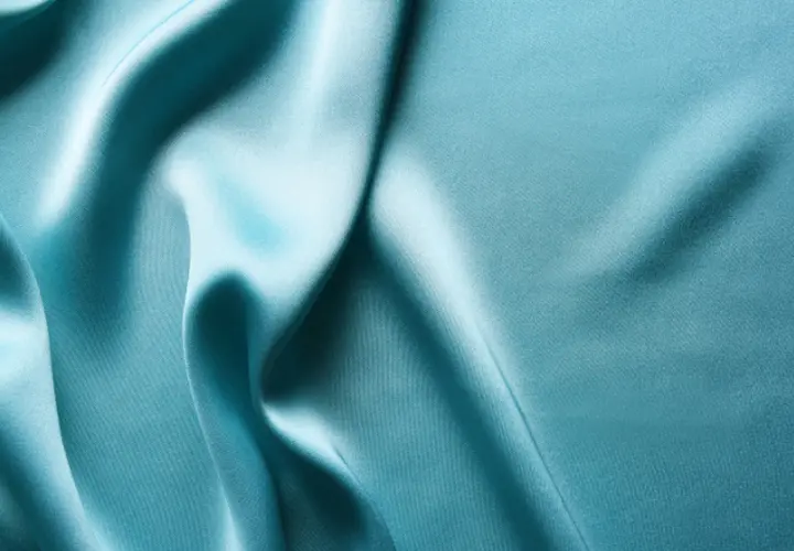 RWS Zertifikat Close-up van een turquoise satijnen stof die glanst in het licht.