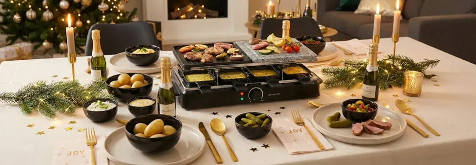 Een feestelijke eettafel met een raclettegrill met gekookt vlees en groenten, omringd door schalen met bijgerechten, champagne en kaarsen.