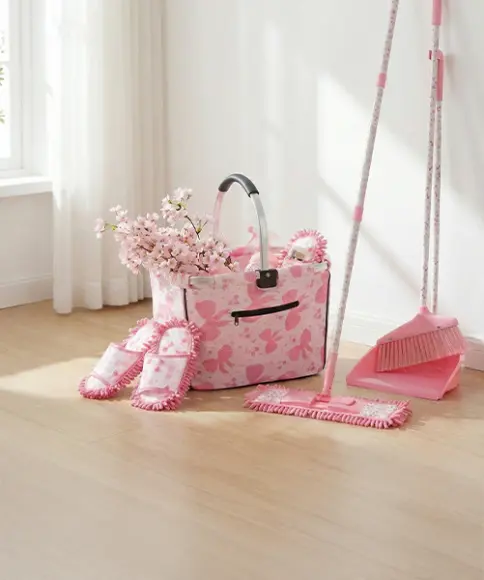 Roze schoonmaakset met emmer, bezem, mop en bloemenpantoffels.