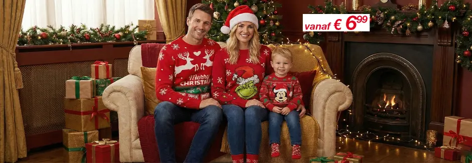 Een gezin zit samen op een bank, gekleed in feestelijke rode truien, in een warme, versierde woonkamer met een kerstboom.