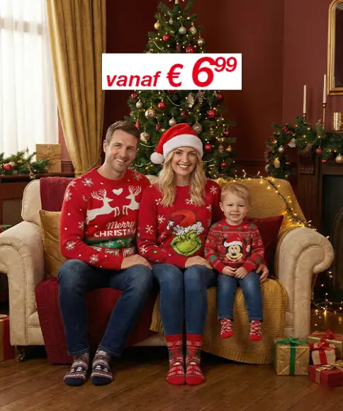 Een feestelijk familieportret met vijf leden in kleurrijke truien met Grinch-thema, zittend op rode zitzakken, voor een kerstboom.