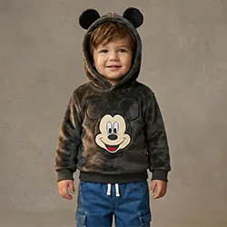 Peuterjongen draagt een Mickey Mouse hoodie tegen een neutrale achtergrond.