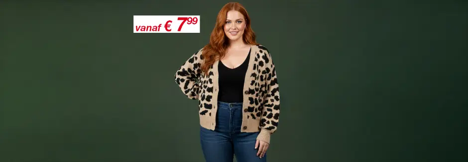 Persoon draagt een beige gebreid vest met zwarte luipaardprint, gecombineerd met een zwart topje en een blauwe jeans tegen een groene achtergrond.