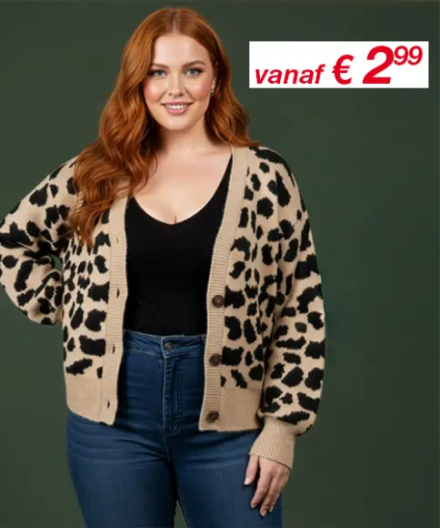 Persoon draagt een beige gebreid vest met zwarte luipaardprint, gecombineerd met een zwart topje en een blauwe jeans tegen een groene achtergrond