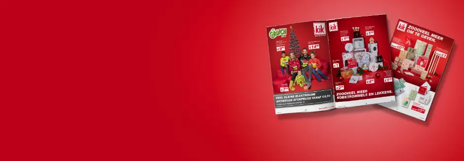 Drie feestelijke promotiebrochures op een rode achtergrond, met kerstproducten en kortingen, met een gezin in kersttruien.