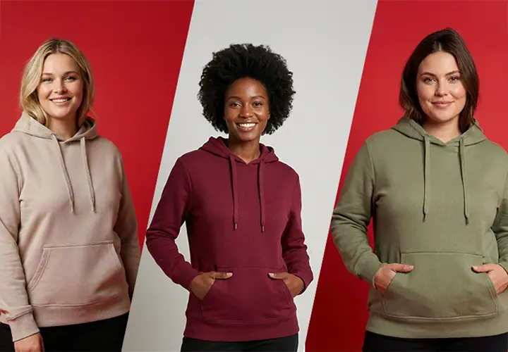 Drie personen staan naast elkaar tegen een rood-witte achtergrond en dragen hoodies in beige, bordeauxrood en olijfgroen.