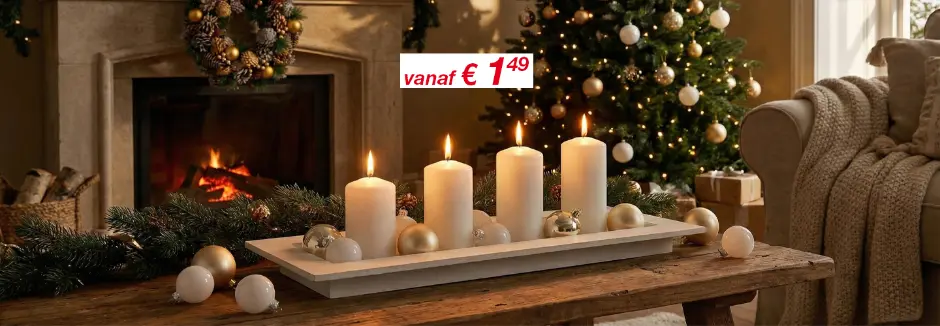 Een gezellige kerstdecoratie met vier brandende kaarsen op een wit dienblad, omringd door groen, met een kerstboom en een warme open haard op de achtergrond.