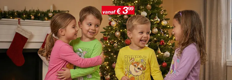 Vier kinderen in kleurrijke pyjama's verzamelen zich rond een kerstboom, met feestelijke versieringen en een warme, gezellige sfeer.