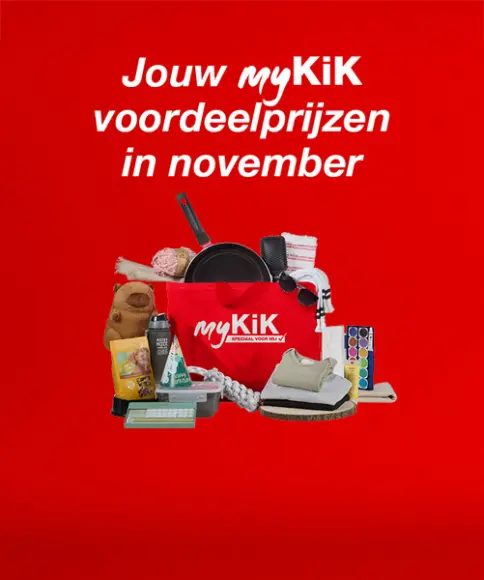 Een levendige rode achtergrond toont een myKiK-tas gevuld met verschillende producten, waarmee de kortingen van november worden gepromoot. De aanbieding wordt benadrukt door vetgedrukte tekst.