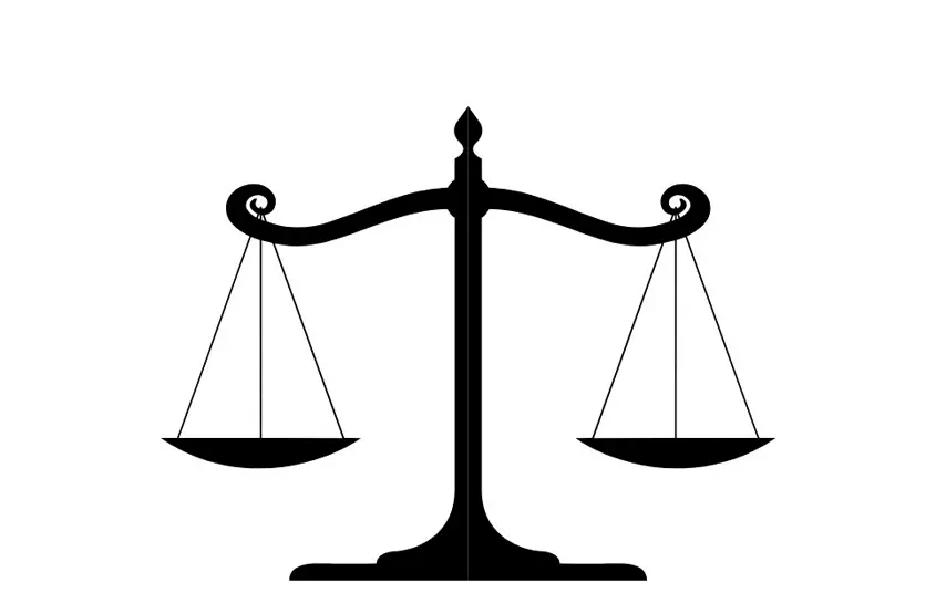 Een klassiek symbool van gerechtigheid: een uitgebalanceerde weegschaal als zwart silhouet tegen een witte achtergrond.