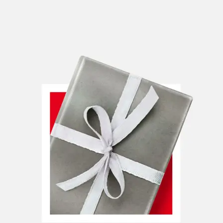 Geschenkverpakking met grijs papier en zilveren strik. Geschenkverpakking met grijs papier en zilveren strik.