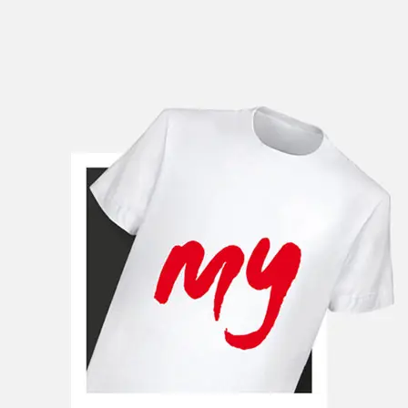 Een wit T-shirt met een opvallende rode opdruk en het woord "my" Een wit T-shirt met een opvallende rode opdruk en het woord "my"