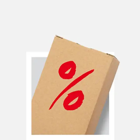 Een close-up van een bruine kartonnen doos met een opvallend rood percentagesymbool op de voorkant. Een close-up van een bruine kartonnen doos met een opvallend rood percentagesymbool op de voorkant.