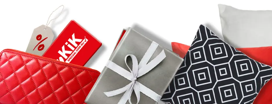 mykik Rode portemonnee met de myKiK-voordeelkaart, cadeau in grijs papier met zilveren strik en decoratieve kussens
