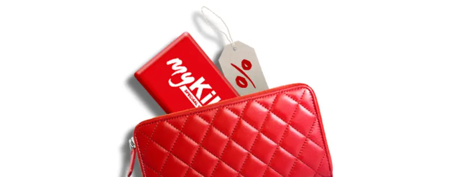mykik Een rode portemonnee met de myKiK-voordeelkaart die eruit steekt.