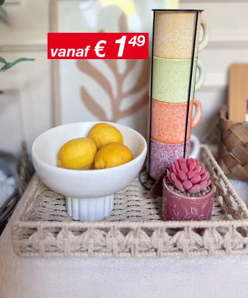 Een minimalistische inrichting met een kleine spiegel, een ingelijste bladkunst en een vaas met gedroogde bloemen op een houten dienblad, tegen een neutrale muur.