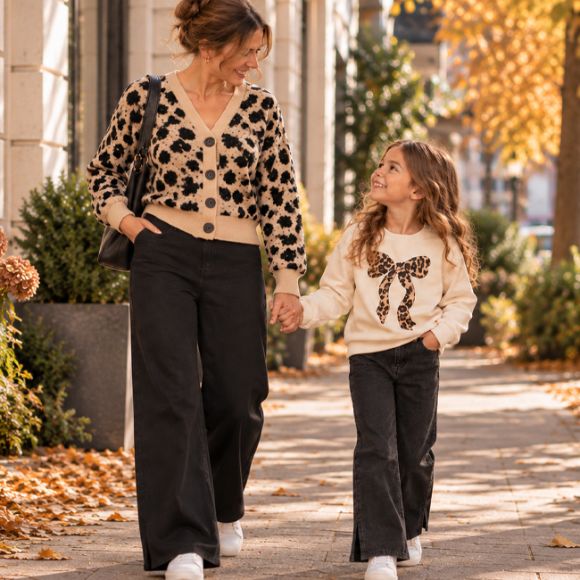 Dame en meisje in bijpassende herfstoutfits met luipaardprint