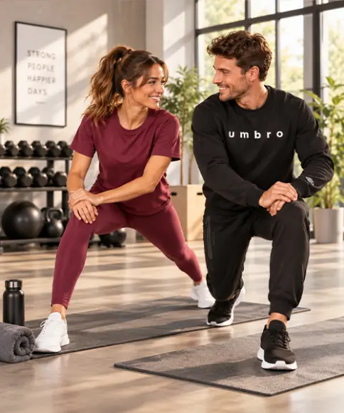 Dame en heer in sportieve outfits tijdens een gezamenlijke training