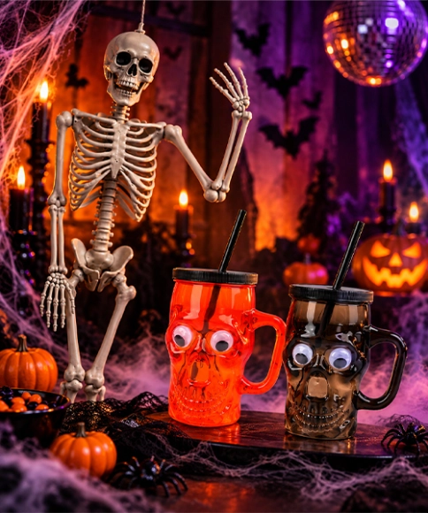 Halloween decoratie met skelet en schedelbekers
