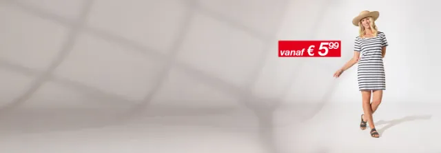 Een vrouw toont een gestreepte jurk en een hoed tegen een lichte achtergrond.