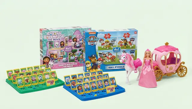 Speelgoedsets met figuren en accessoires gepresenteerd tegen een lichte achtergrond.