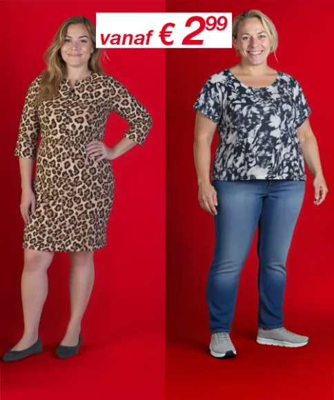 Twee vrouwen poseren tegen een felrode achtergrond – de een draagt een jurk met luipaardprint, de ander een patroonshirt met jeans.