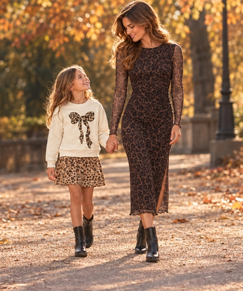 Dame en meisje in bijpassende herfstoutfits met luipaardprint