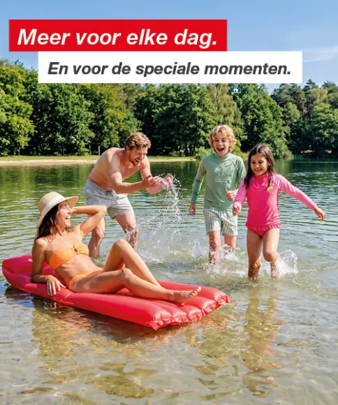 Familie geniet van een zomerse dag aan het meer – kleurrijke badmode en vrolijke momenten in het water