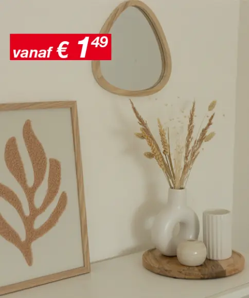 Een minimalistische inrichting met een kleine spiegel, een ingelijste bladkunst en een vaas met gedroogde bloemen op een houten dienblad, tegen een neutrale muur.