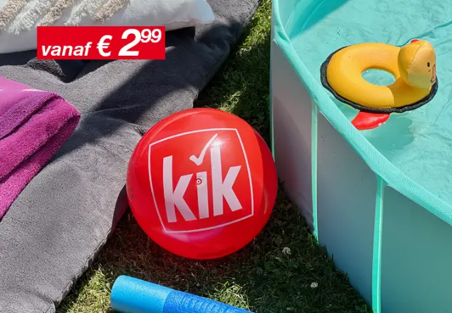 Een rode bal met het „kik“-logo ligt op het gras, omringd door een zwembad, een gele opblaaseend en kleurrijke handdoeken.