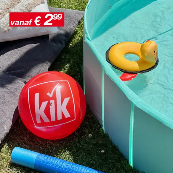 Een levendig zomers tafereel met een roze handdoek met de tekst ‘Hello Summer’, strandspeelgoed, een zonnebril en teenslippers naast een zwembad.
