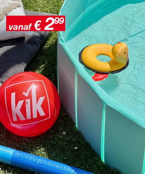 Een rode bal met het „kik“-logo ligt op het gras, omringd door een zwembad, een gele opblaaseend en kleurrijke handdoeken.