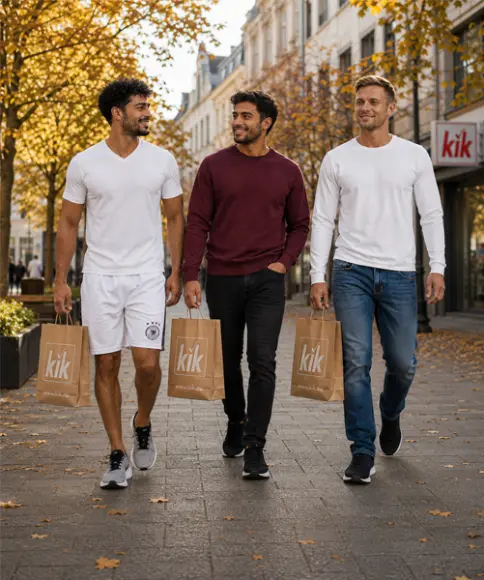 Drie mannen in sportieve en herfstige vrijetijdsoutfits met KiK-winkeltassen tijdens het winkelen in de stad