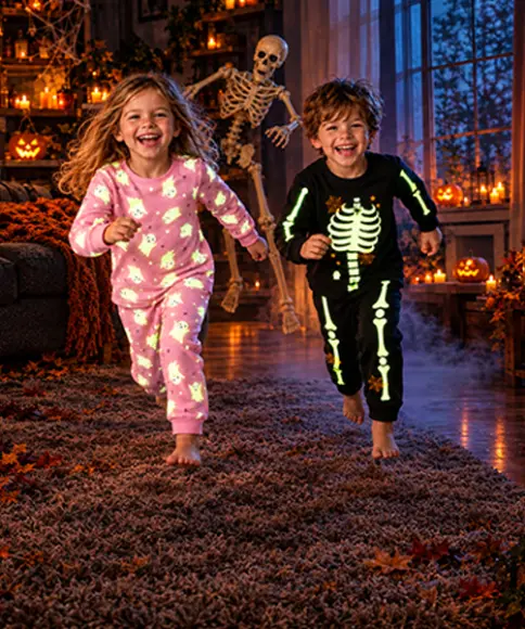 Kinderen in Halloweenpyjama’s met spoken- en skeletmotieven