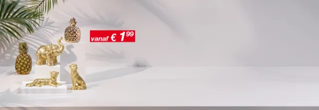 Gouden decoratieve dierenbeeldjes en ananassen op een wit oppervlak, met een zichtbaar prijskaartje van €1,99 op de voorgrond.