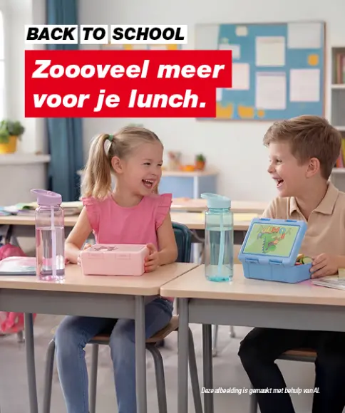 Back to School met lunchboxen en drinkflessen voor de schoolpauze – kinderen zitten vrolijk in het klaslokaal