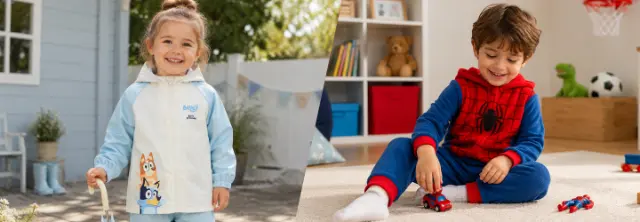 Gedeelde campagneafbeelding met Bluey- en Spider-Man-kinderkleding. Links staat een kind in een lichte Bluey-regenjas in de tuin, rechts speelt een kind in een Spider-Man-hoodie met een speelgoedauto in de kinderkamer. Gedeelde campagneafbeelding met Bluey- en Spider-Man-kinderkleding. Links staat een kind in een lichte Bluey-regenjas in de tuin, rechts speelt een kind in een Spider-Man-hoodie met een speelgoedauto in de kinderkamer.