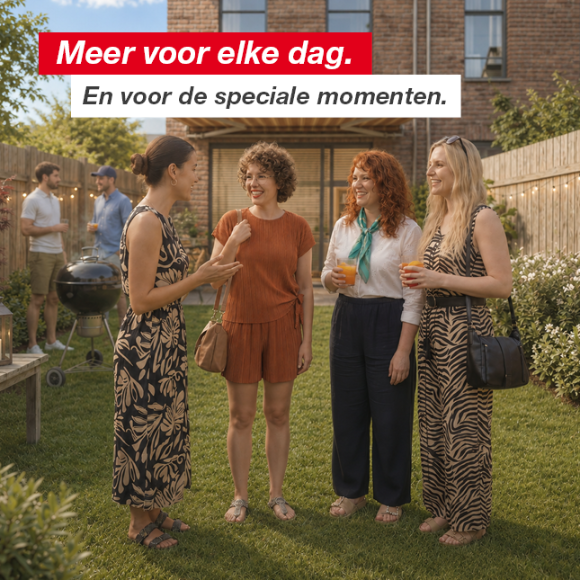 Een groep mensen praat en geniet van drankjes in een achtertuin met een houten schutting en lichtslingers.