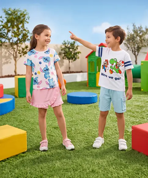 Kinderen in gelicentieerde Nintendo-kleding met Stitch- en Super Mario Yoshi-print spelen in een zonnig park