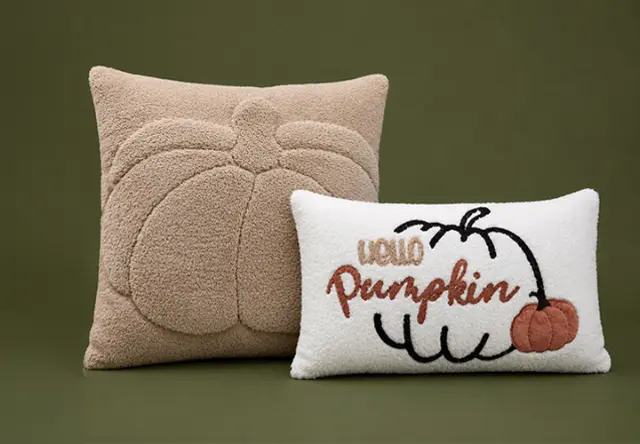 Herfstige sierkussens in beige en wit met pompoenmotieven en tekst