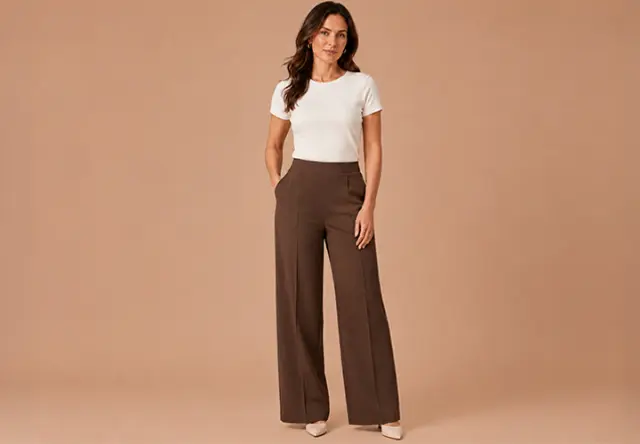 Damesoutfit met wit T-shirt, bruine broek met wijde pijpen en lichte schoenen