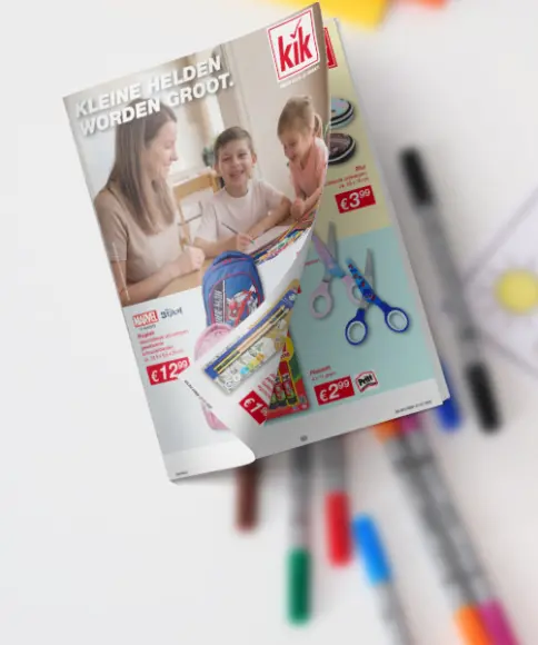 KiK-folder met schoolartikelen voor de start van het schooljaar op een creatieve achtergrond