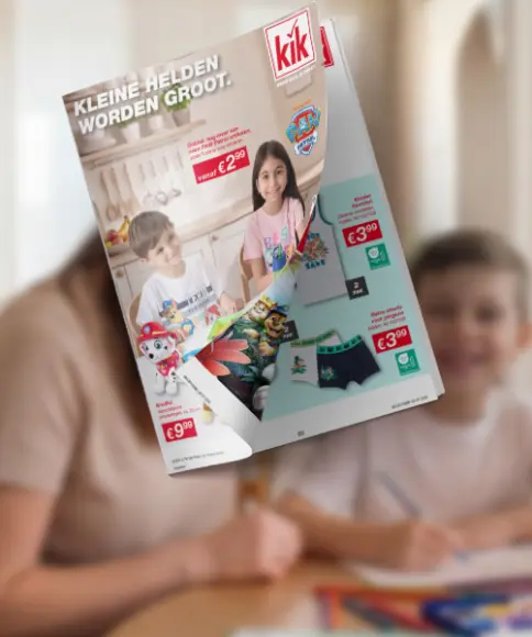 KiK onlinefolder met actuele aanbiedingen voor kinderkleding en PAW Patrol op een onscherpe familieachtergrond