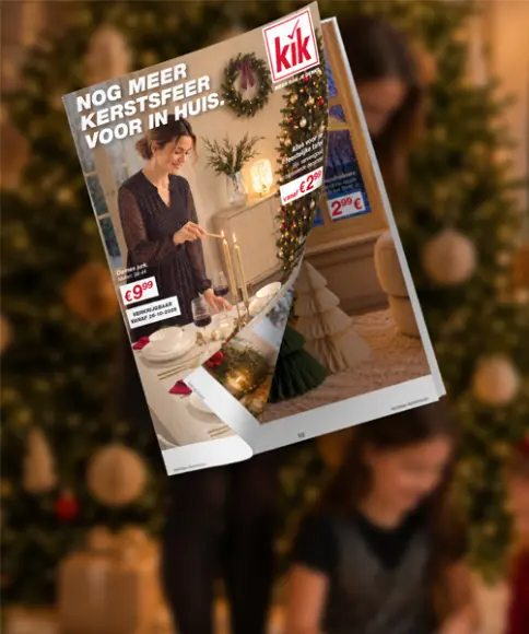 Actuele KiK kerstfolder met feestelijke kerstdecoratie voor een versierde kerstboom met teddybeer