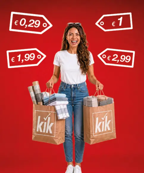 Vrouw met KiK-winkeltassen en verschillende actieartikelen tegen een rode achtergrond met lage prijzen