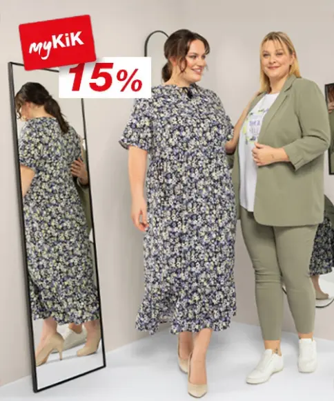 Twee vrouwen staan voor een spiegel en showen stijlvolle outfits, met een bord dat 15% korting van myKiK aangeeft.