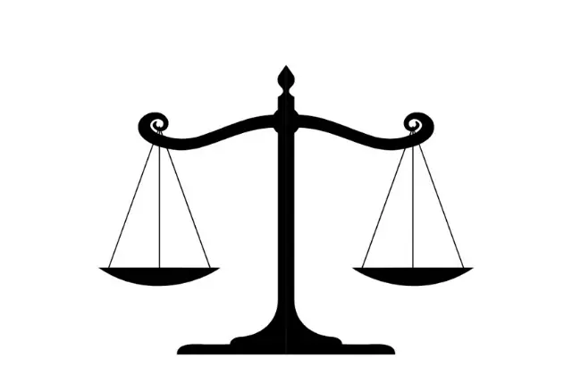 Een klassiek symbool van gerechtigheid: een uitgebalanceerde weegschaal als zwart silhouet tegen een witte achtergrond.